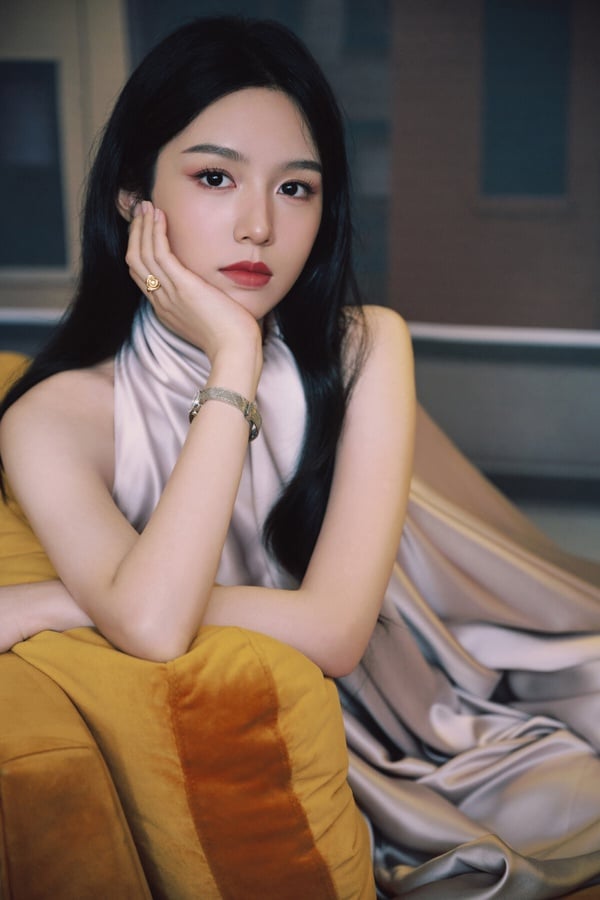 周也第六名！周也一直都是95後公認的高顏值美女，只要評選顏值相關的榜單，周也幾乎都會打進前排。周也是公認的淡顏系美女，五官勻稱，骨相極佳，沒有特別搶眼的部位，但組在一起就是好看。而且周也的氣質可甜可冷，不笑時是清冷美人，笑起來又明媚甜美。
