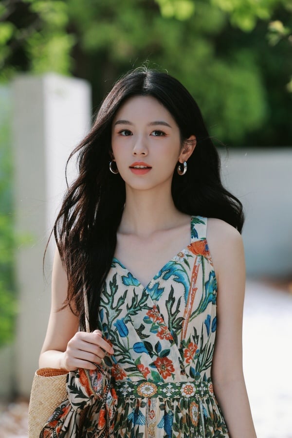 周也第六名！周也一直都是95後公認的高顏值美女，只要評選顏值相關的榜單，周也幾乎都會打進前排。周也是公認的淡顏系美女，五官勻稱，骨相極佳，沒有特別搶眼的部位，但組在一起就是好看。而且周也的氣質可甜可冷，不笑時是清冷美人，笑起來又明媚甜美。
