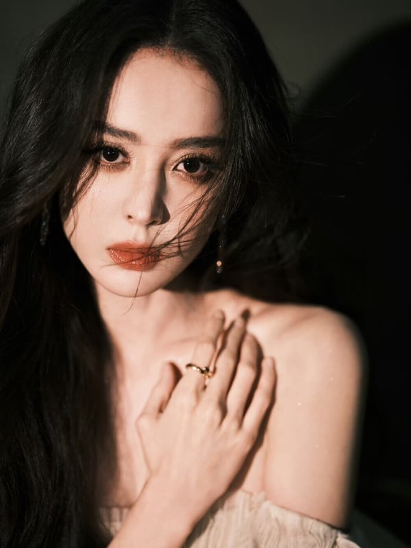 冠軍是古力娜扎！誰不想擁有古力娜扎的臉啊～古力娜扎是來自新疆的美人，她的五官立體，濃顏系的長相，放到娛樂圈裡都是數一數二的。古力娜扎還沒出道的時候，就被冠上「北電最美考生」的稱號，還是素人就已經很有話題了。真正的大美女果然不會被埋沒！