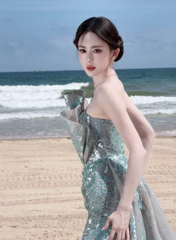 冠軍是古力娜扎！誰不想擁有古力娜扎的臉啊～古力娜扎是來自新疆的美人，她的五官立體，濃顏系的長相，放到娛樂圈裡都是數一數二的。古力娜扎還沒出道的時候，就被冠上「北電最美考生」的稱號，還是素人就已經很有話題了。真正的大美女果然不會被埋沒！