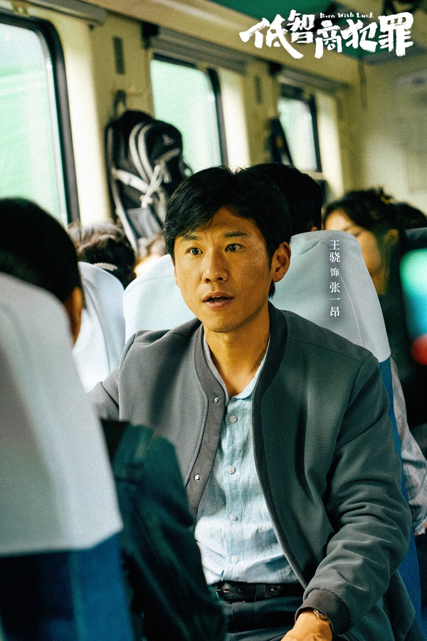 田曦薇以《逐玉》爆紅後，新劇《低智商犯罪》火速接檔！這是懸疑劇，講述脫離一線刑偵幾年的員警張一昂，因為省廳收到的匿名舉報信，被派往三江口調查案件。張一昂將偵查方向鎖定到當地富商周榮團伙，可蠢賊們層出不窮，蠢賊之間勾心鬥角的蝴蝶效應，反而助張一昂帶領的員警們屢建奇功。