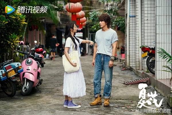 《夏花》言承旭、徐若晗兩位主角相差了21歲，當初定角官宣時，曾被吐槽是「叔姪戀」。通常這種年紀差很多的CP都很危險，一旦男主角顏值狀態不過關，馬上就容易變成吐槽素材。不過言承旭狀態維持得很好，兩人CP火花也不錯，《夏花》導演的鏡頭美感很好，搭上唯美的氛圍，評價意外不錯！