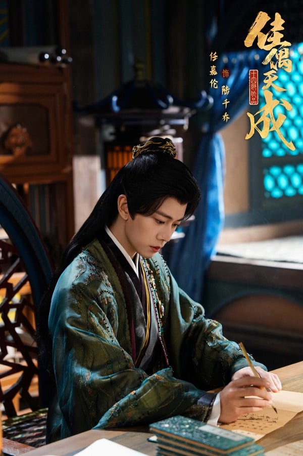 任嘉倫《佳偶天成》錯過可惜啊！這部劇熱度不高，但劇情是好看的。男主需要一次次死亡換器官，女主不斷找惡人結婚就想破克夫命。節奏不拖沓，劇情鋪墊合理，群像線也好看。就是知名度不高，導致很多人都不知道有這部劇。