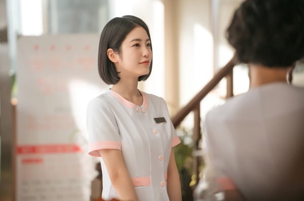 《醫到孤島愛上你》劇情、角色介紹：毒舌醫生李宰旭被流放孤島，與辛叡恩組「醫護CP」