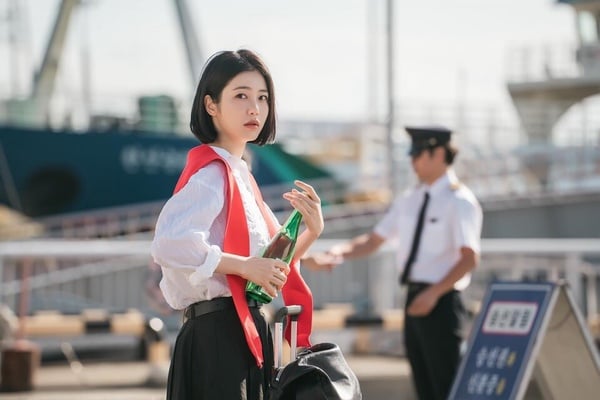 《醫到孤島愛上你》劇情、角色介紹：毒舌醫生李宰旭被流放孤島，與辛叡恩組「醫護CP」