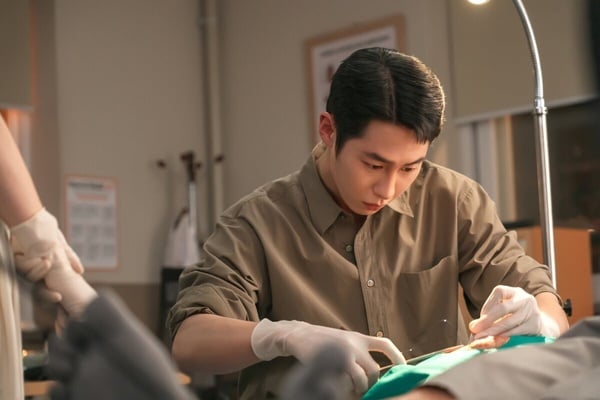 《醫到孤島愛上你》劇情、角色介紹：毒舌醫生李宰旭被流放孤島，與辛叡恩組「醫護CP」