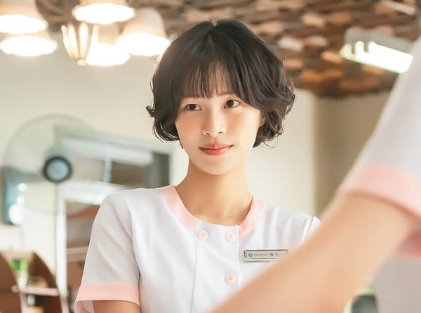 《醫到孤島愛上你》劇情、角色介紹：毒舌醫生李宰旭被流放孤島，與辛叡恩組「醫護CP」