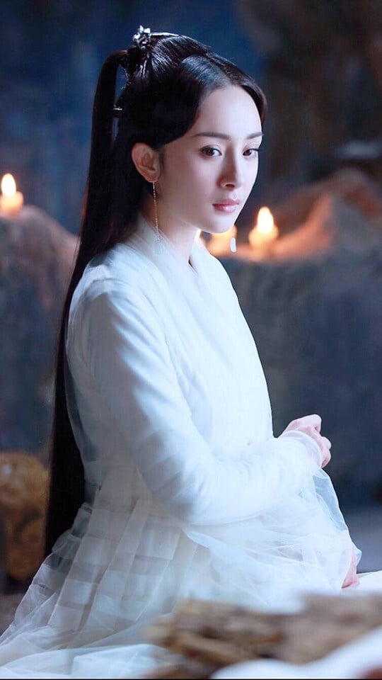 雖然近年楊冪又有《狐妖小紅娘》、《斛珠夫人》等古裝劇推出，但提到楊冪，很多人還是會第一反應想到《三生三世十里桃花》白淺。白淺是超級經典的仙俠劇女主！她是四海八荒第一絕色，是四海八荒尊稱的姑姑，是夜華都要拜上一拜的青丘女帝，她柔軟不柔弱，她單純不傻白甜，超愛霸氣姑姑！