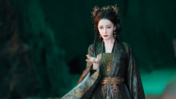 今年迪麗熱巴在古裝劇《白日提燈》飾演美豔鬼王，劇集本身熱度不高，熱度全靠迪麗熱巴自身的撐起。其實角色人設很有看點，迪麗熱巴在《白日提燈》飾演的賀思慕是執掌人靈兩界秩序的歸墟萬靈之主，天生缺失五感，存活四百年卻深陷永恆孤獨。