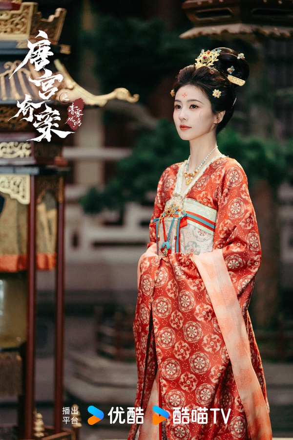 冠軍是白鹿的李佩儀！白鹿是近年深受喜愛的古裝女神，她主演的古裝劇幾乎都能走熱。今年白鹿在《唐宮奇案之青霧風鳴》合作了同公司的王星越，這是一部懸疑劇。白鹿飾演的李佩儀是個文武雙全的女主，李佩儀是內廷侍衛長，隸屬內謁局。