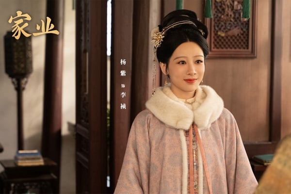 楊紫繼《國色芳華》後，又推出大女主經商劇《家業》！《家業》以制墨為背景，質感不差，但一樣的大女主經商套路，讓人聯想到《國色芳華》，一派觀眾覺得沒有新意。目前《家業》也沒有衝出《國色芳華》那樣的高口碑、高熱度。不過如果是愛看大女主經商劇，應該會喜歡《家業》，一樣有爽感滿滿的逆襲情節、立體的家族群像。