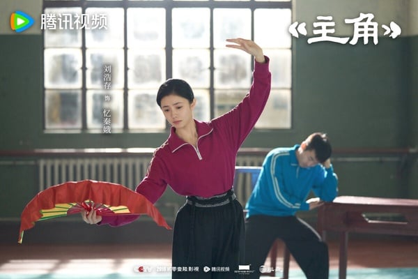 《主角》是最近的黑馬劇，這不是熱門的甜寵劇、古偶劇，但五月網播量更勝《雨霖鈴》、《家業》這些強檔古裝劇呢！《主角》是名導張藝謀監製的大劇，評價非常好！原著小說曾獲得茅盾文學獎，劇情以秦腔名伶－－憶秦娥跨越半世紀的藝術生涯為主線，講述她從放羊娃歷經劇團波折，憑藉刻苦精神逐步成長為舞臺主角的故事。