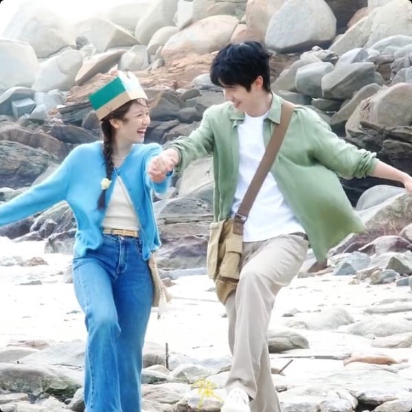 《海島舒服日誌》由劉昊然、李蘭迪主演，兩人都是實力派演員，很擅長青春劇，演技可以放心，而且兩人看起來都有滿滿的青春感，很搭。值得一提的是，《海島舒服日誌》導演劉暢就是當時拍《你好，舊時光》及《最好的我們》的導演，這次再度合作也可以算是「振華同學會」了！