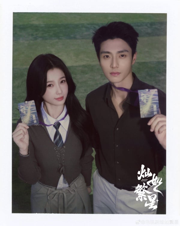 虞書欣的新劇《燦如繁星》也話題很高，合作男星陳靖可，改編自小說《狹路》。《燦如繁星》主打「競技+懸疑」雙線敘事，以獨特的足球題材出發，既青春又熱血。這部劇由《偷偷藏不住》的導演李青蓉執導，質感應該可以期待一下！