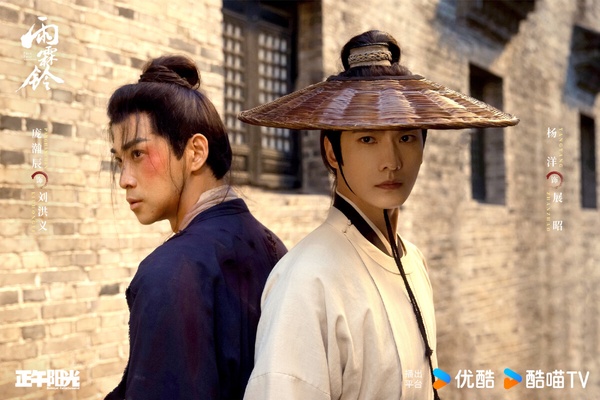 《雨霖鈴》雖然主打大男主劇，但故事其實圍繞在展昭、霍玲瓏、白玉堂三人展開，三人小隊的群像很好看呢！而日前《雨霖鈴》迎來大結局，這部劇越到後面越催淚。原本展昭中毒，還以為要悲劇收尾，不過最後展昭與白玉堂成功復仇，假死脫身，最終劇情暗示兩人化名出現，再次與霍玲瓏重逢。而番外篇也透露展昭與白玉堂再次結伴闖蕩江湖。