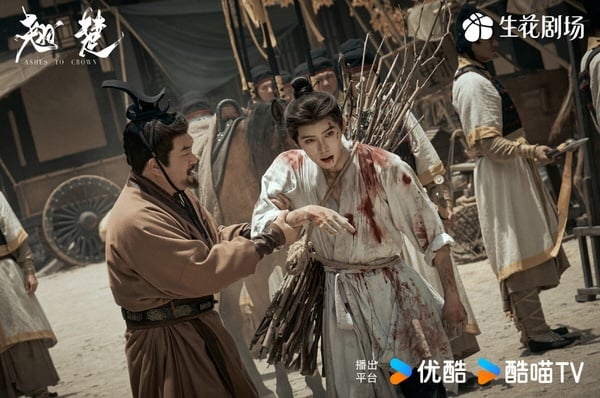 《翹楚》講述將軍之女楚朝為改變自己成為蕭珣奪權路上犧牲品的可悲命運，決定主動出擊。在與命運的對抗中，她與謝家庶子謝燕來相識，她助謝燕來從禁軍小卒一步步成長為鎮國大將軍，兩人合力阻止了蕭珣的野心和計畫。本該逃離是非之地，楚朝卻見到戰火中百姓的苦難，毅然決然返回城內，幫助大楚百姓擺脫了戰火離亂的命運。