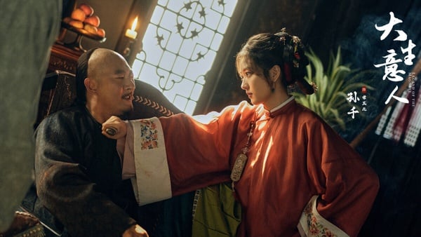 孫千大家可能不太認識，她是新竄起的95後小花，近年出現在《大生意人》、《純真年代的愛情》，也曾在趙麗穎的《風吹半夏》演過女配。《大生意人》是部大男主商戰劇，沒有太多情情愛愛，播出後憑藉高質感的製作衝出話題，劇中的人物塑造飽滿，每條劇情線都很有意思。