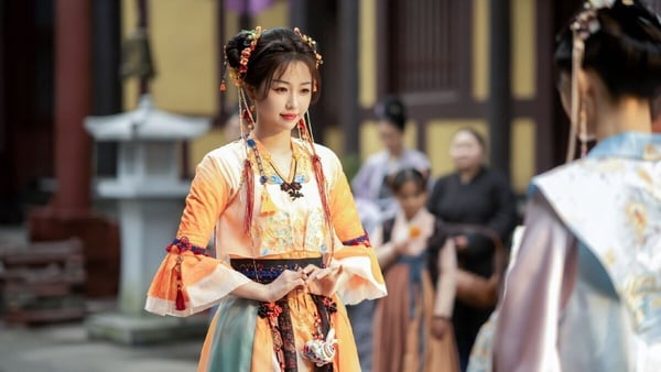虞書欣《永夜星河》播出時對打趙露思《珠簾玉幕》，這是兩人繼2022暑期黃金檔後的又一次PK！兩次的對打，作品口碑都是虞書欣更勝一籌呢！虞書欣2022年的《蒼蘭訣》在豆瓣拿下8.2高分，《永夜星河》落在7.6，而趙露思的《星漢燦爛》7.7分，《珠簾玉幕》5.6分。