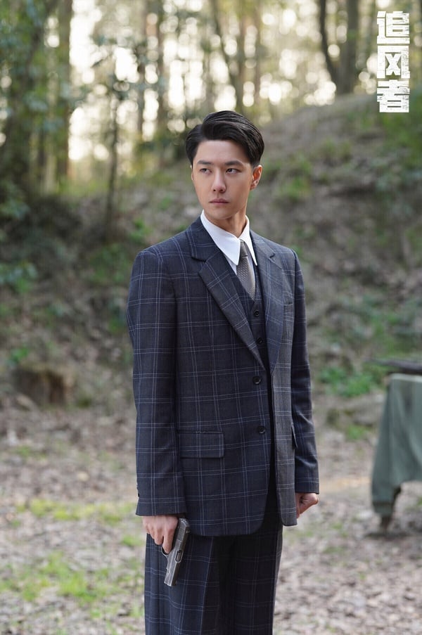 一部《陳情令》讓王一博火成頂流男星，大家對王一博的印象往往停留在《陳情令》、《有翡》等古裝偶像劇，不過王一博近年開始嘗試拓寬戲路，成績還不錯呢！王一博2024年主演民國諜戰劇《追風者》，該劇在愛奇藝上線後，熱度火速衝破10000。電視台收視率也很亮眼，拿下黃金檔收視第一，劇評大多都很正向。