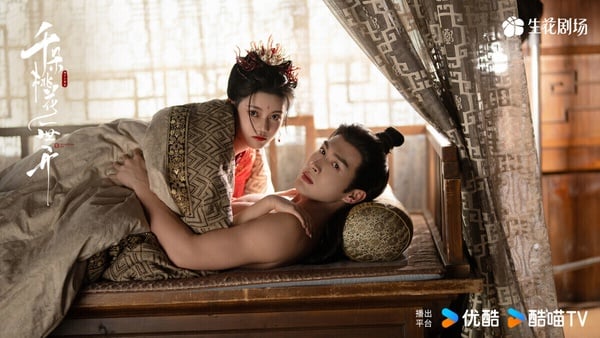 張彬彬主演的仙俠劇《千朵桃花一世開》是2025評價不錯的仙俠劇。本來大家都以為又是俗套的N生N世仙俠虐戀，沒想到《千朵桃花一世開》劇情挺新鮮。號稱仙俠版《想見你》，男主為了拯救女主，一次次回到過去，宿命感滿滿。
