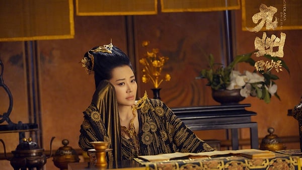 《九州縹緲錄》白凌波是胤朝的長公主，是九州大陸少有的女權謀家，很多男人的城府與胸襟都不及她一半，可見白凌波是一個很可怕的存在，而且她還是個絕色美人。