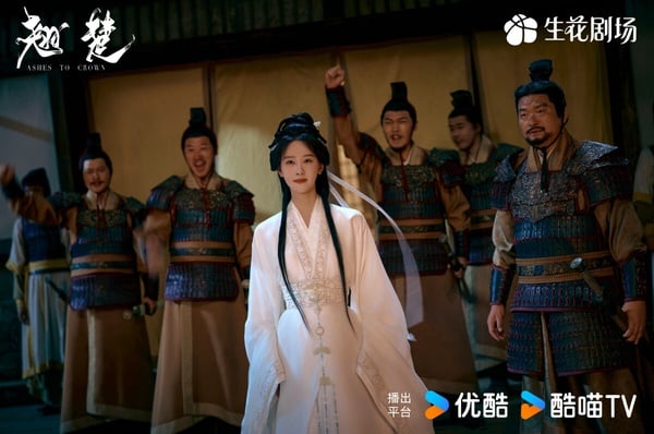 《翹楚》是最近的熱門古裝劇，重生大女主復仇的戲碼，一追就讓人上癮。不過《翹楚》開播後評價兩極，這部戲有不少權謀鬥爭戲份，女主為了阻止前世的渣夫稱帝，以身犯險拯救皇孫，甚至自請為鎮國長公主。劇情一環扣一環，很刺激，但也有人認為《翹楚》邏輯無法深思。