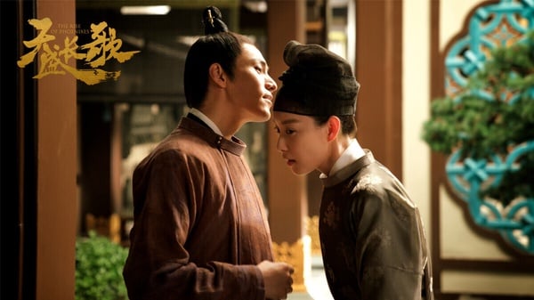 《天盛長歌》改編自天下歸元的熱門小說《凰權》，講述天盛王朝逆境皇子寧弈，和前朝皇族遺孤鳳知微之間步步為營，弈一局權謀天下的宮廷權謀故事。