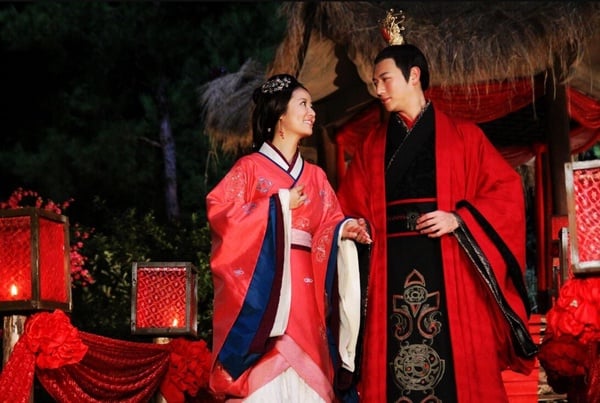 《美人心計》是早期經典的宮鬥劇，演這部劇時，楊冪還沒有像後來那麼火呢！而《美人心計》早年也被說是瑪麗蘇，所有男人都瘋狂愛著女主。但其實多年後回看，很多人都覺得《美人心計》在宮鬥、權謀都劇情線塑造得很不錯。