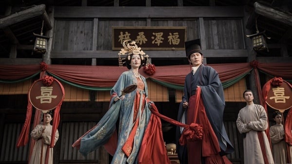 《太平年》不是以愛情線為主的古偶，這部劇以五代十國為背景，故事很震撼。這是一個民不聊生的亂世，第一集就上演了人吃人的環節。更可怕的是，這都是基於史實改編。《太平年》故事有內容，拍攝質感很大器，不僅有市井小民的生活，也有各方陣營的權謀暗鬥。《太平年》豆瓣開分7.8，現在已經一路上漲到8.5分了，真的是好劇！