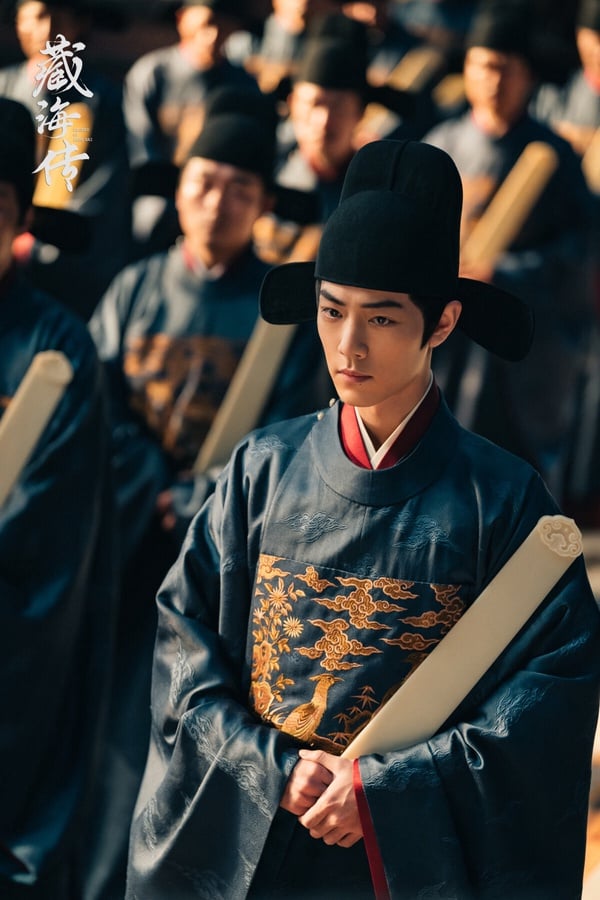 肖戰在古裝劇《藏海傳》飾演權臣藏海，這是個不亞於《陳情令》魏無羨的超級美強慘！藏海兒時家被滅門，他多年來隱姓埋名，籌畫復仇大計，後來一步步躍升為朝廷重臣。