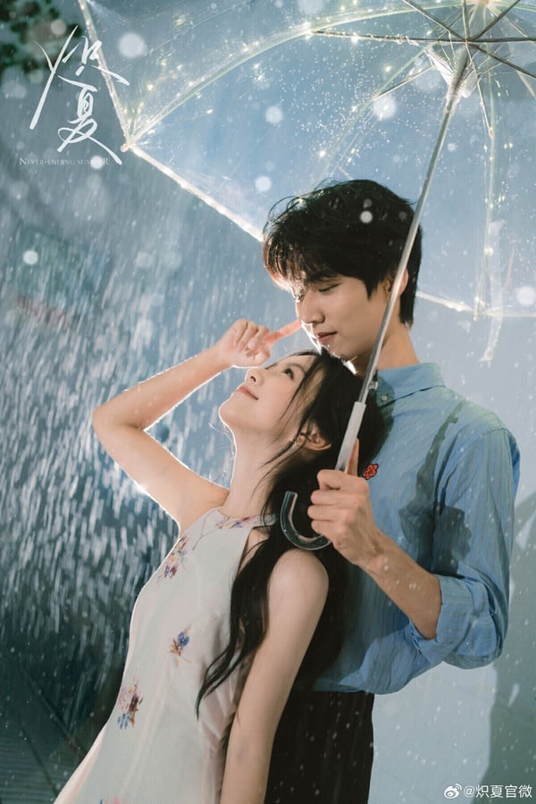 《熾夏》改編自晉江人氣小說《墜落》，這部劇的原著小說超級火爆，在晉江文學網上突破百萬人次收藏。《熾夏》男主周柯宇2025年跟陳妍希合作《狙擊蝴蝶》人氣上漲，不過收視號召力還不算很強，而女主角包上恩雖然顏值高，也主演過多部陸劇，但目前都還沒有一部真正爆火出圈的代表作，也讓人好奇兩人是否能搭得起來。