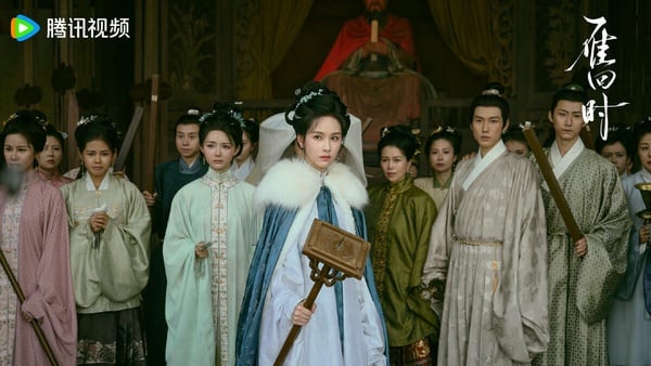 陳都靈除了《翹楚》，近年主演的《雁回時》也是熱門的大女主重生劇。它和《墨雨雲間》同為千山茶客的小說改編劇，一樣上癮！相較《翹楚》，其實《雁回時》的拍攝質感更獲好評！《雁回時》古色古香，調色、運鏡都有質感，劇情也有看點。受盡委屈的女主回家復仇，一步步鬥垮那些欺負她的惡人，從第一集開始就讓人著迷！