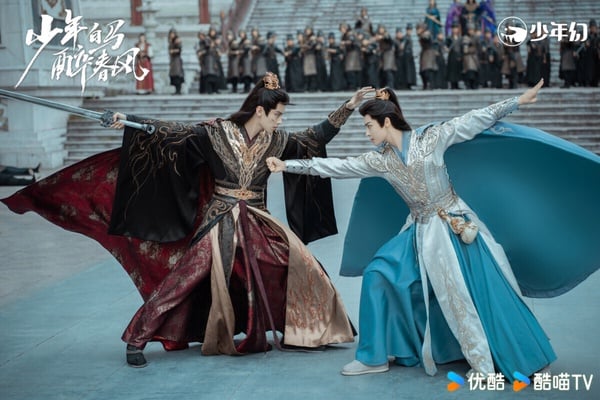 《少年白馬醉春風》和高評武俠劇《少年歌行》出自同一個小說作者，故事有聯動，但口碑卻差很多。《少年歌行》在豆瓣拿下8.3的高分，反觀《少年白馬醉春風》僅5.9。不少觀眾認為劇情拖沓，明明是武俠劇，但打戲全靠特效撐場面，沒有拍出武俠劇精隨。