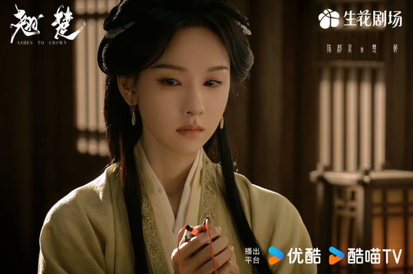 陳都靈《翹楚》熱度直升啊！這是最近讓大家躺平坑底的陸劇，重生大女主復仇題材。《翹楚》節奏飛快，是有短劇風格的長劇，第一集鋪墊女主的悲慘前世，第二集女主開始籌謀復仇。雖然有觀眾認為《翹楚》很多劇情沒有鋪墊清楚、拍攝質感不夠高，但劇情爽度高，會讓人想接著看，也讓《翹楚》衝出了高熱度度！