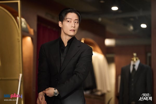 《我的王室死對頭》8個劇情彩蛋：「初智齒」的隱喻超浪漫，電捲棒PPL給女配有原因？