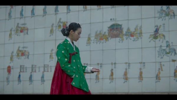 《我的王室死對頭》8個劇情彩蛋：「初智齒」的隱喻超浪漫，電捲棒PPL給女配有原因？