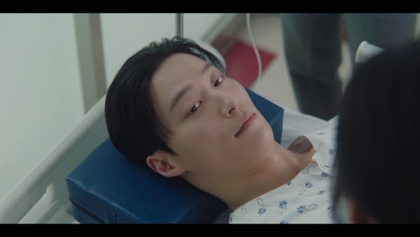 《我的王室死對頭》8個劇情彩蛋：「初智齒」的隱喻超浪漫，電捲棒PPL給女配有原因？