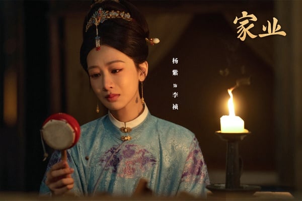 楊紫《家業》是最近的好評古裝劇，以制墨為背景，《家業》拍得很古色古香呢！這部劇讓觀眾滿驚喜，有早年古裝劇的古韻，人物群像也很立體。其實楊子近年推出的古裝劇評價都不錯，唐朝背景的《國色芳華》一樣也有古韻，架空神話劇《長相思》也是高質感打造。都是值得追的好劇！