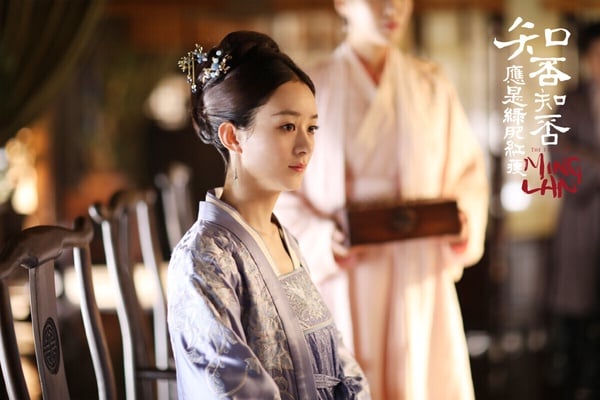 趙麗穎主演的《知否知否應是綠肥紅瘦》是近年大家很愛反覆重刷的經典劇，這部劇真的拍得滿古色古香！演員舉止儀態都滿像古人，佈景也很精緻，劇情更是越追越上癮。《知否》沒有大起大落的狗血劇情，卻讓人看得揪心又過癮，是宅鬥劇的經典！