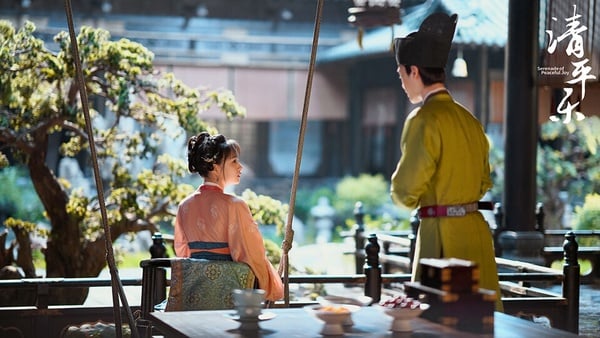 《清平樂》改編自米蘭lady的小說《孤城閉》，小說中是以懷吉和徽柔公主這對CP為主線，進而帶出宋仁宗的故事，但是劇版《清平樂》變成以宋仁宗的一生為主線。《清平樂》的改編評價比較兩極，原著小說粉認為劇版魔改，但《清平樂》拍攝質感、服化道好得沒話說。