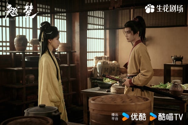 陳都靈主演的《翹楚》是最近的熱門古裝劇，主打大女主重生，這部劇被說很像短劇，融合了短劇快節奏和高爽感的特點，因此劇情很讓人上癮。但也有觀眾認為，《翹楚》雖然很上癮，但可惜拍得不夠細膩。