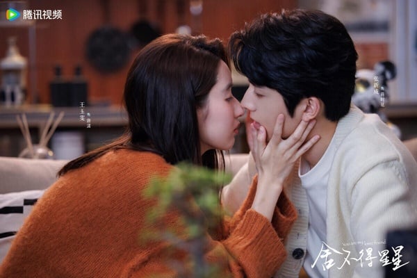《捨不得星星》是一個「從校服到婚紗」的愛情故事，唐漾和蔣時延是十年老友，一起學習、一起玩，一直是彼此最靠近的存在，卻沒有交往。多年後終於突破友情界線，從好友變愛人。