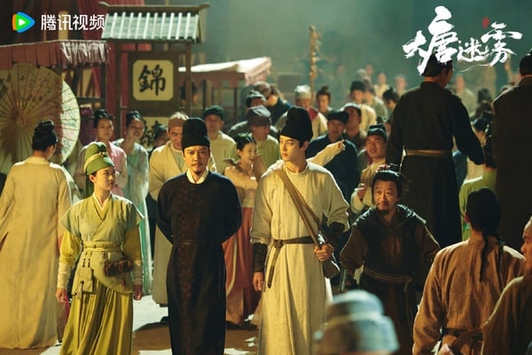 近年不少演員都跑去演短劇，這部《大唐迷霧》是每集只有25分鐘的短劇，卡司很堅強，《知否》馮紹峰搭配《如懿傳》太后鄔君梅。《大唐迷霧》詭味很強，鏡頭和美術獲好評，但許多劇迷吐槽案件不能深思。很多劇情都互略了歷史背景，因而漏洞百出。