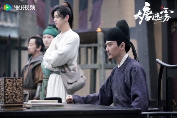近年不少演員都跑去演短劇，這部《大唐迷霧》是每集只有25分鐘的短劇，卡司很堅強，《知否》馮紹峰搭配《如懿傳》太后鄔君梅。《大唐迷霧》詭味很強，鏡頭和美術獲好評，但許多劇迷吐槽案件不能深思。很多劇情都互略了歷史背景，因而漏洞百出。