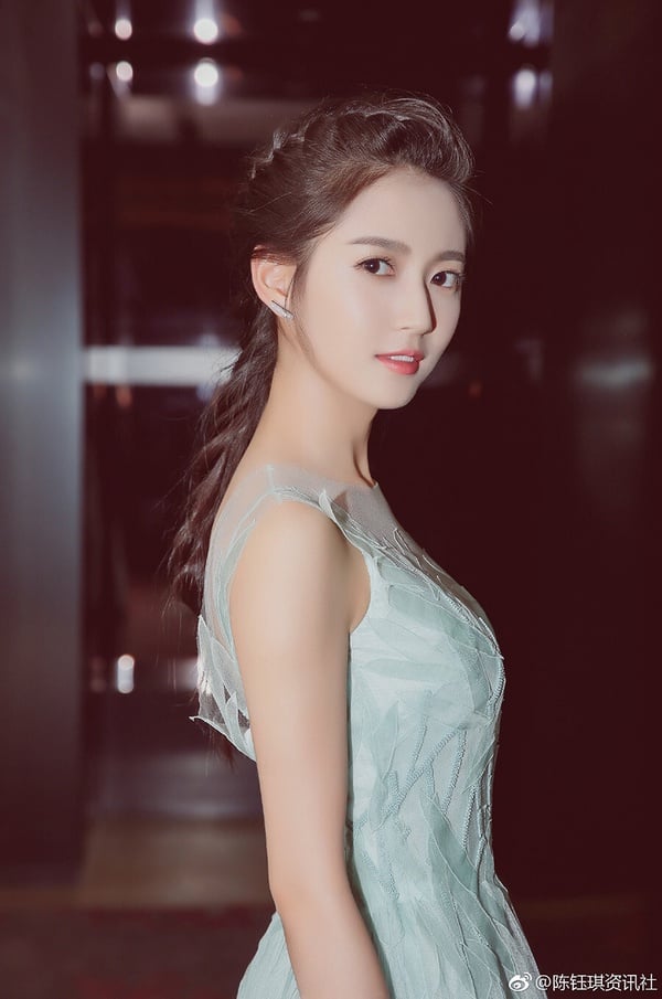 陳鈺琪是公認長得很美的90後女星，她的美帶有一點英氣，是小花裡少有的氣質，古裝扮相也很美。仔細看陳鈺琪真的長得很標誌，五官是很漂亮的，而且有辨識度。