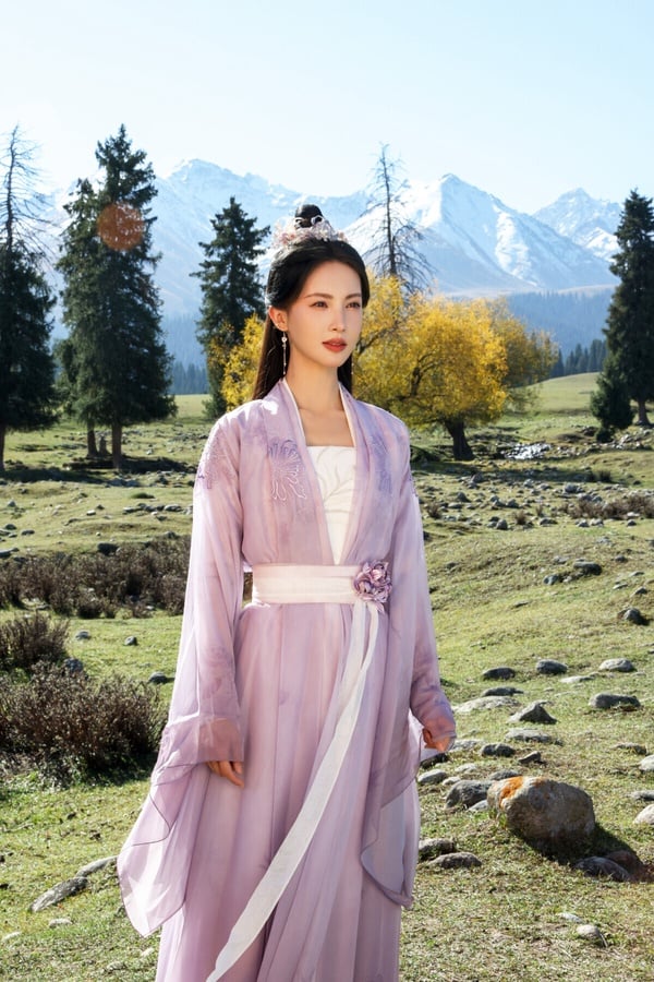 金晨也是美人啊！金晨走的是成熟御姐路線，每次只要出席紅毯，她的造型、身材幾乎也都會引起熱議，外型很搶眼。
