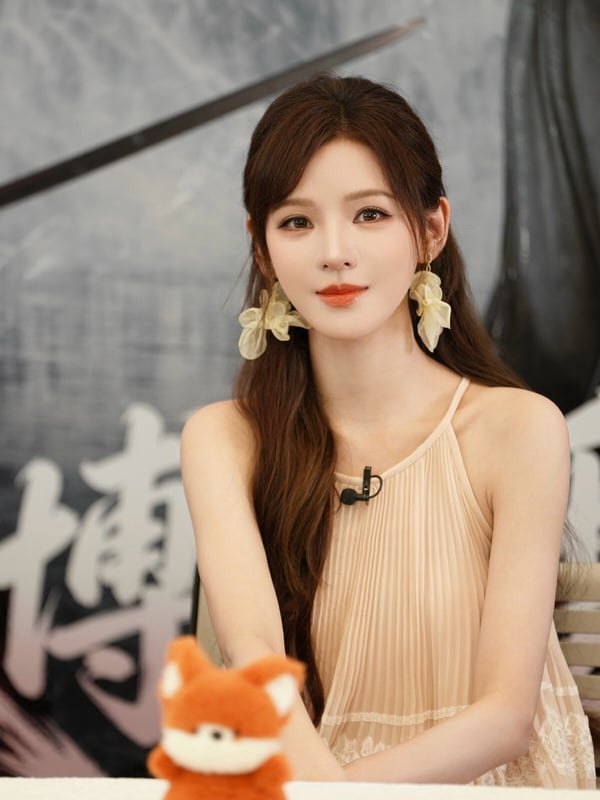 張予曦的五官非常精緻，眼睛深邃、櫻桃小嘴，臉蛋確實無可挑惕。而且無論是現偶劇、古裝劇，也很少聽說過張予曦被嫌醜，她的顏值一直很穩定。