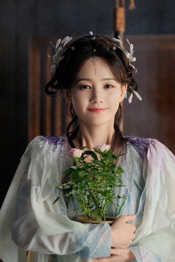 李一桐也是90花的美女啊！李一桐的長相很精緻，五官小巧，笑起來眼角彎彎，有一種媚感，時裝、古裝都很好看。印象中幾乎沒聽過李一桐有什麼顏值崩塌的時候，顏值很穩定！