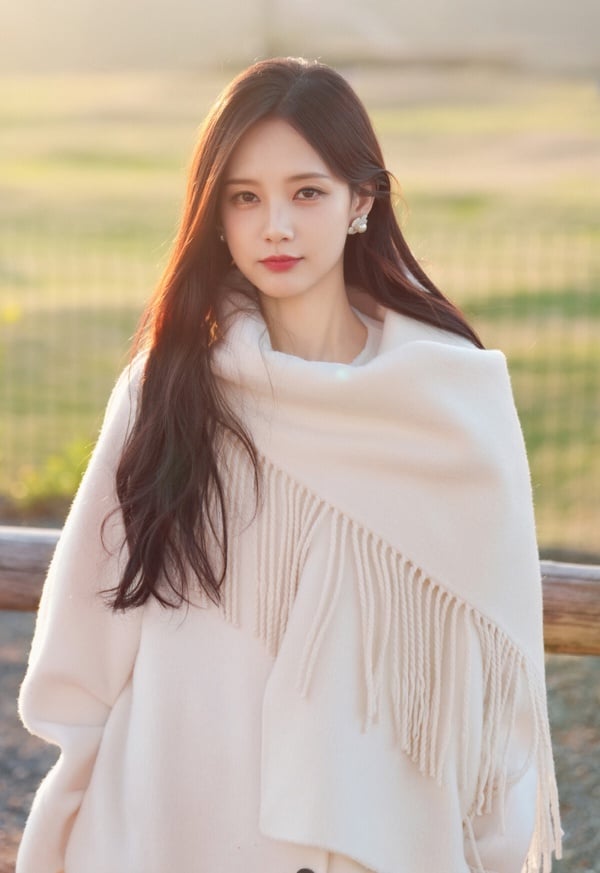 李一桐也是90花的美女啊！李一桐的長相很精緻，五官小巧，笑起來眼角彎彎，有一種媚感，時裝、古裝都很好看。印象中幾乎沒聽過李一桐有什麼顏值崩塌的時候，顏值很穩定！