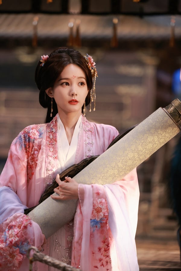 李一桐也是90花的美女啊！李一桐的長相很精緻，五官小巧，笑起來眼角彎彎，有一種媚感，時裝、古裝都很好看。印象中幾乎沒聽過李一桐有什麼顏值崩塌的時候，顏值很穩定！